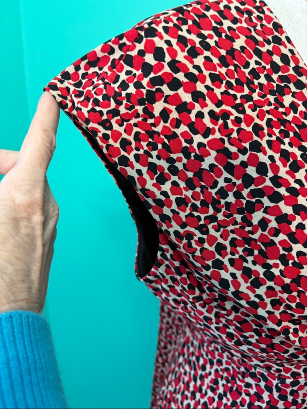 Evan Picone Black Label in a Red, Black & Tan Printed V-Neck Midi Dress - Picture 5 of 10